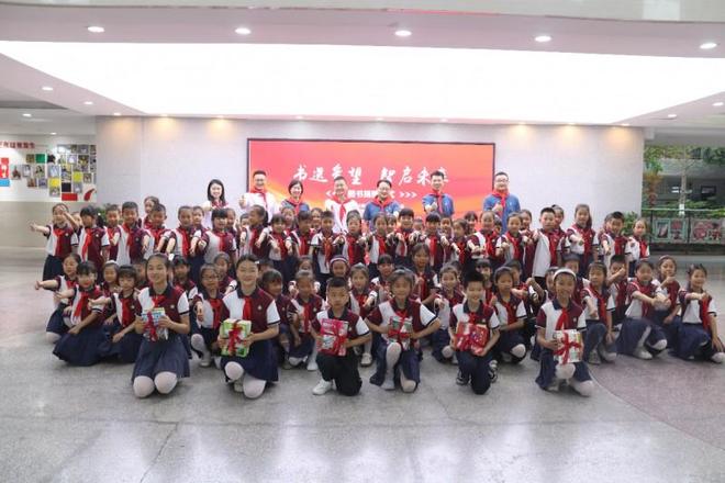 赛力斯超级工厂与和合家园小学校携手开展公益赠书活动，助力江西省于都科技学校教育发展